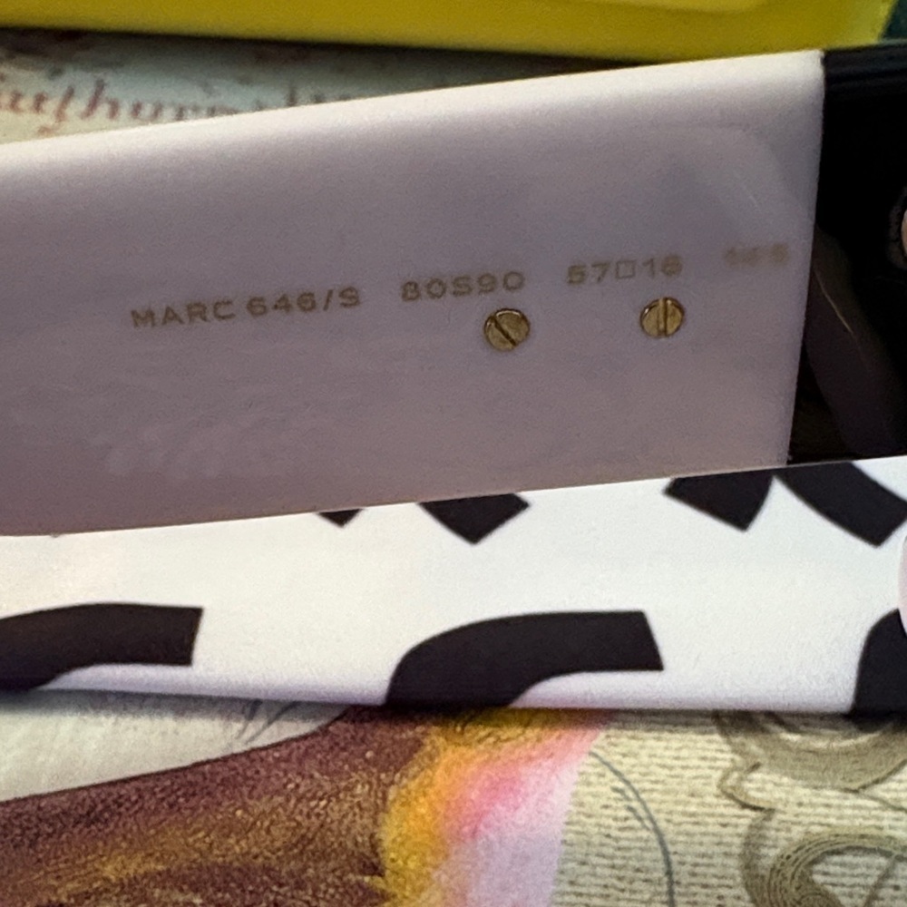 Marc Jacobs Black & White Sunglasses with Large Side Insignia and Yellow Case - Picture 4 of 6